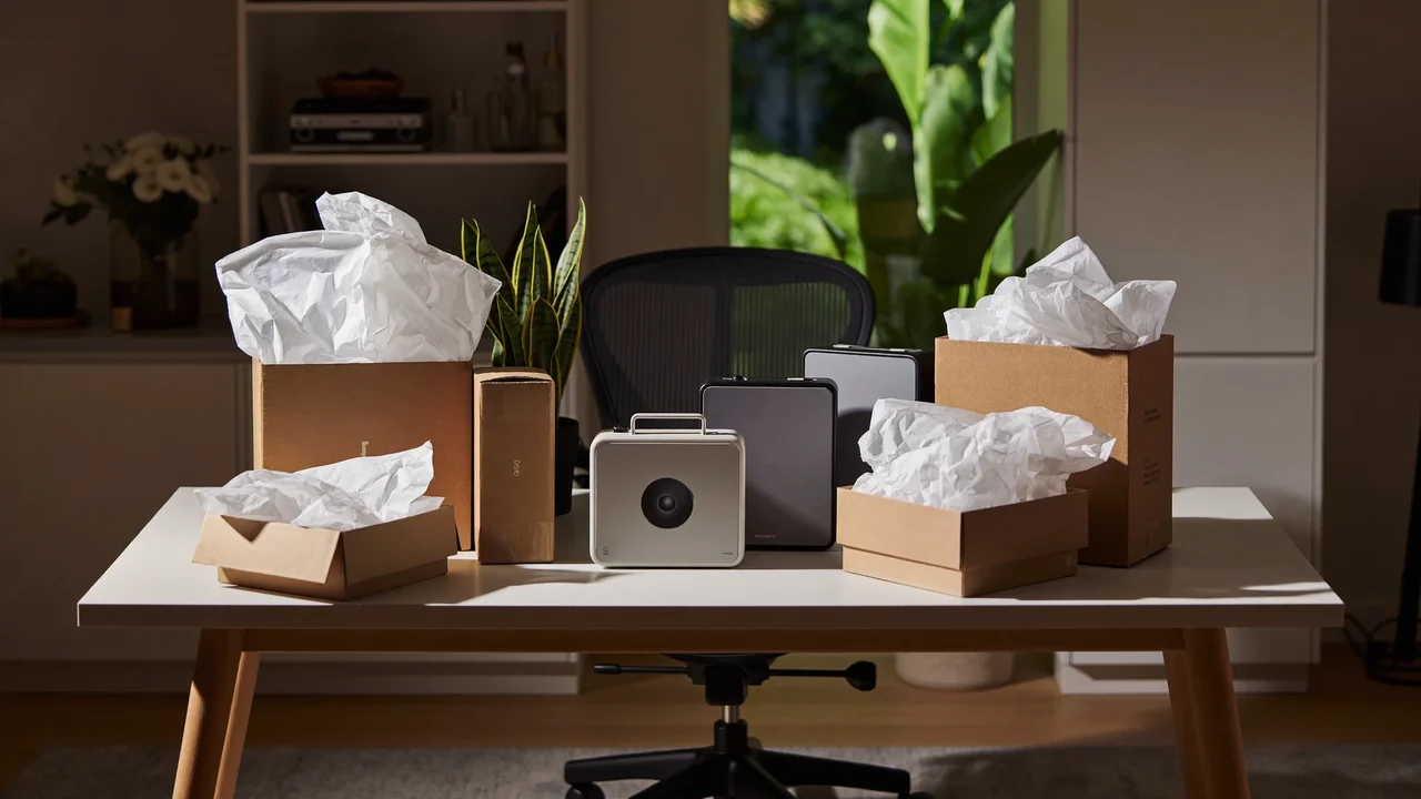 Versandkartons und Seidenpapier mit einigen Hüllen auf einem hellen Packtisch